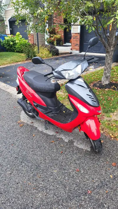 Très beau scooter en superbe condition Vous voulez un scooter neuf au prix d'usagé ? Toujours bien e...