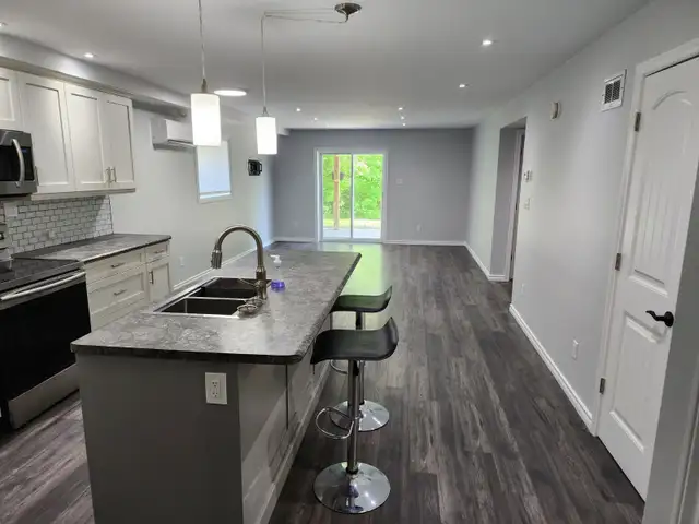ALL-INCLUSIVE: Modern 2-Bed Garden Walkout with Private Yard