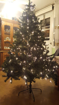 LIKE NEW 6.5 ft pre-lit Christmas tree (reg $250) decor