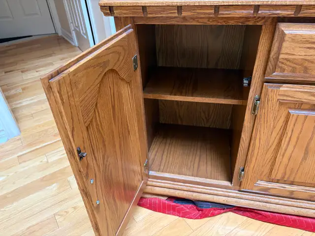 Buffett Hutch Solid Oak Display Cabinet in Hutches & Display Cabinets in Markham / York Region - Image 6