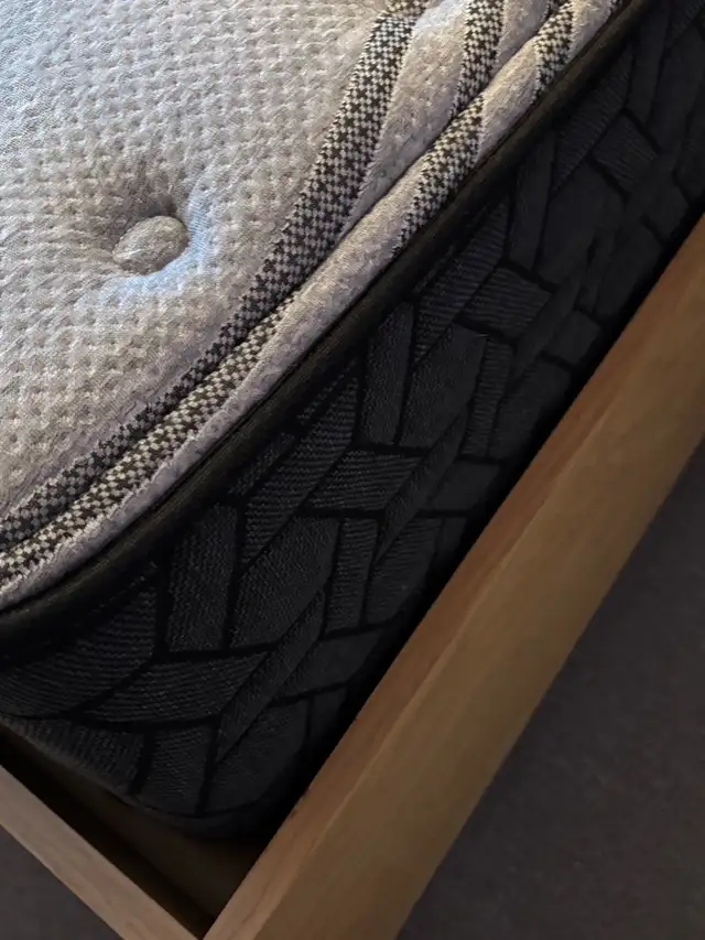 matelas queen  in Beds & Mattresses in Trois-Rivières - Image 3