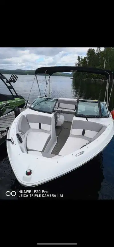 Le Four Winns H180 de 2017 est un bowrider, un bateau à moteur de plaisance avec une coque en fibre...