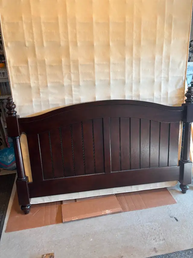 Queen size bed c/w headboard, footboard & frame in Beds & Mattresses in Strathcona County - Image 4
