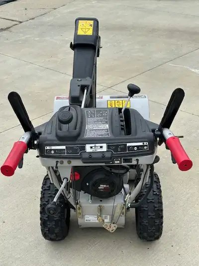SNOWBLOWER White 24" electric start, 208 CC , power steering, View more