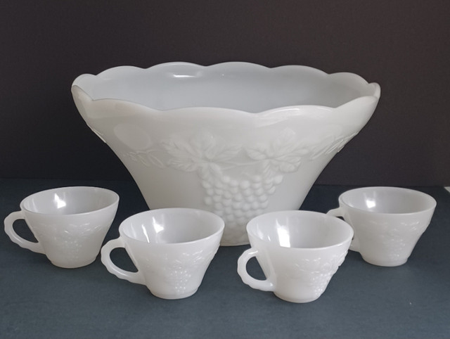 Milk glass punch or salad bowl with 4 cups in Kitchen & Dining Wares in Mississauga / Peel Region