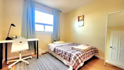 Bright & Clean Furnished Room for Rent in Vaughan A bright, clean, and fully furnished room is avail...