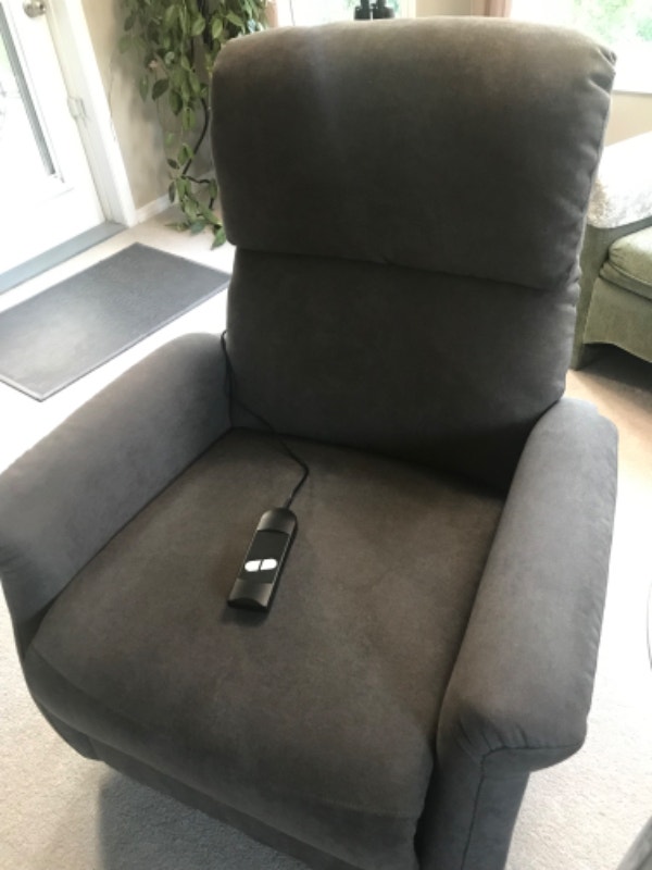 Recliner lift chair Chairs & Recliners Saskatoon Kijiji
