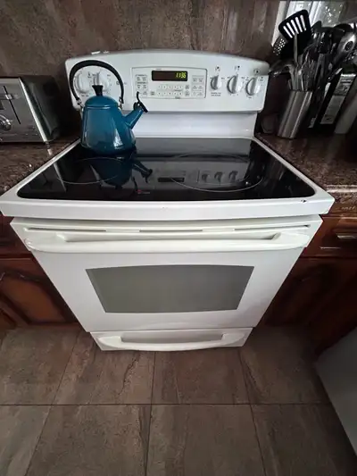 Cette cuisinière GE Profile est une excellente option fiable, affichant des signes d'usure normaux s...