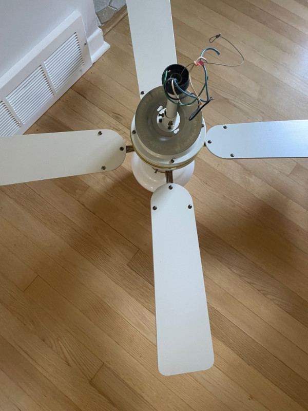 Ventilateur de plafond blanc dorures 4 pales et un luminaire dans Éclairage intérieur et plafonniers  à Longueuil/Rive Sud - Image 3