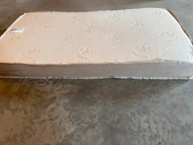 Simmons Crib Mattress in Cribs in Ottawa - Image 3