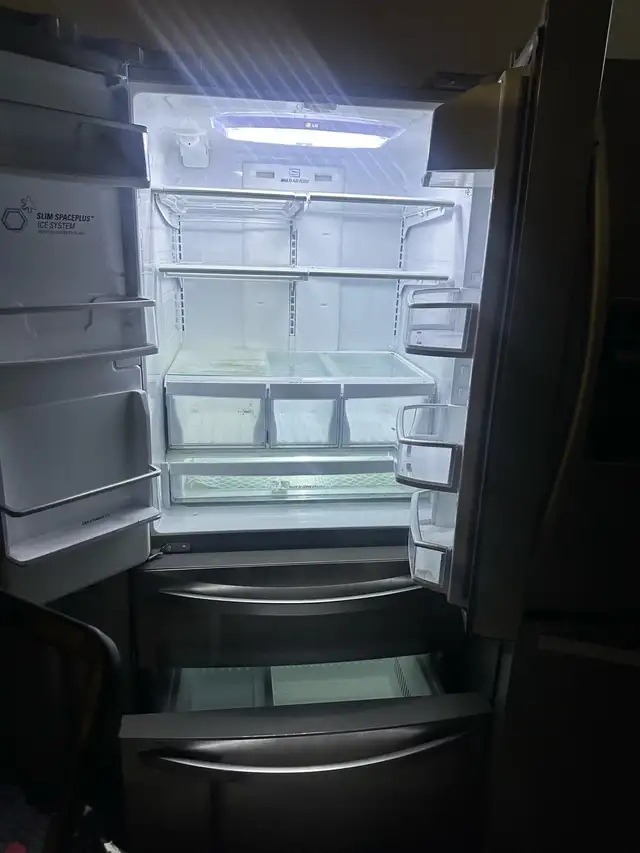 LG French Door Refrigerator in Refrigerators in City of Montréal - Image 3