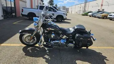 103B High Output | Classic Touring Comfort 29,427 KM – $19425 - This 2017 Heritage Softail blends ti...