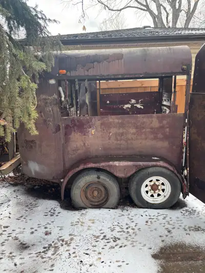tandem horse trailer needs a good polishing and will look ok open to good offers