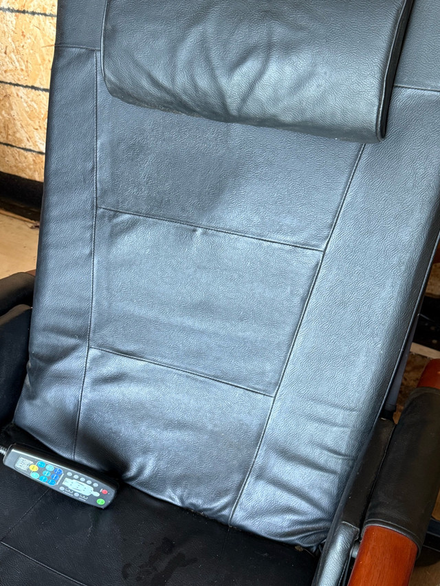 Massage Chair for Sale – Gently Used, Great Condition dans Santé et besoins spéciaux  à Ville de Montréal - Image 2