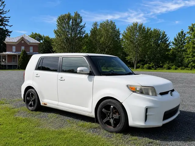 Scion xB 2011 à vendre in Cars & Trucks in Drummondville - Image 2
