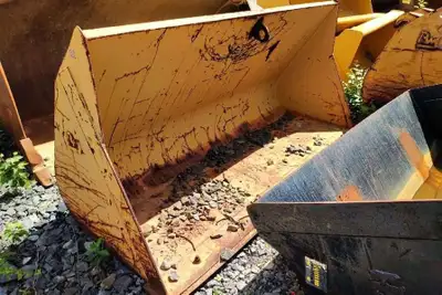 Caterpillar Loader Bucket – 101 inch for 420/426 Backhoe Asset# ACK10-0309 - MAKE: Bateman Manufactu...