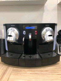 NESPRESSO coffee machine / Machine à café NESPRESSO