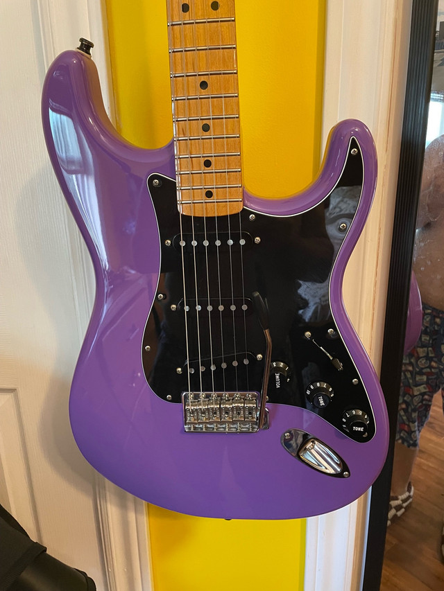 2018 Jimi Hendrix. Mint  /Rare Colour in Guitars in City of Halifax - Image 2