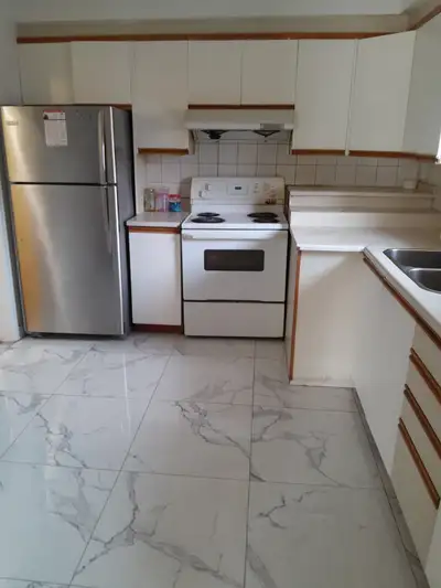 good size upstairs room is available in a quiet, clean home along with car parking. The room include...