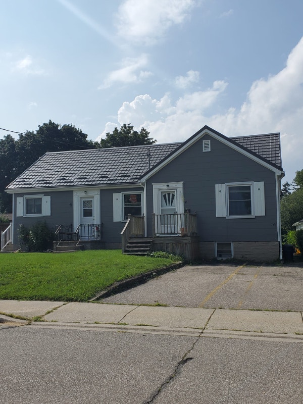 Main floor one bedroom apt near hospital on a quiet street! Long Term