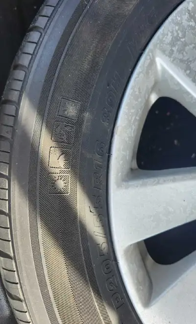 Set of 4 Solus KH25 P205/55R16 89H M+5 Tires On Rims (One tire needs air) Tread Good