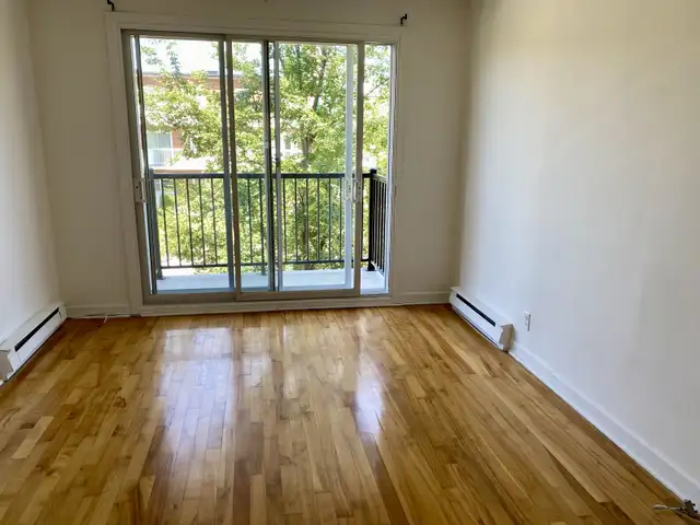 4/12 metro Langelier avec stationnement et locker in Long Term Rentals in City of Montréal - Image 3