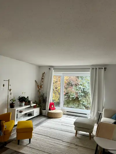 Beautiful open concept 3-Bedroom Condo: spacious end unit with a prime location Near Supercenter, 2...