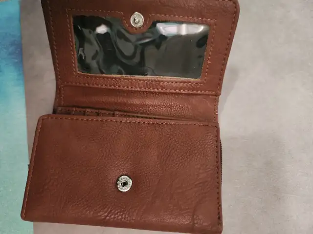 3x Roots leather trifold brown wallet zipper pocket in Women's - Bags & Wallets in Ottawa - Image 6