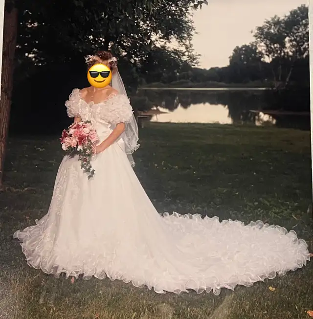 Vintage Wedding Dress & Veil in Wedding in Sarnia - Image 7
