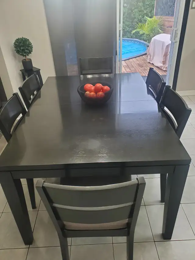 Table de cuisine, noire, en bois. Kitchen Table, black, wood.63826840448129121