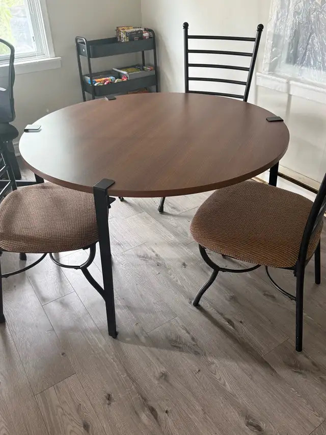 Round Dining Table in Dining Tables & Sets in Peterborough - Image 2