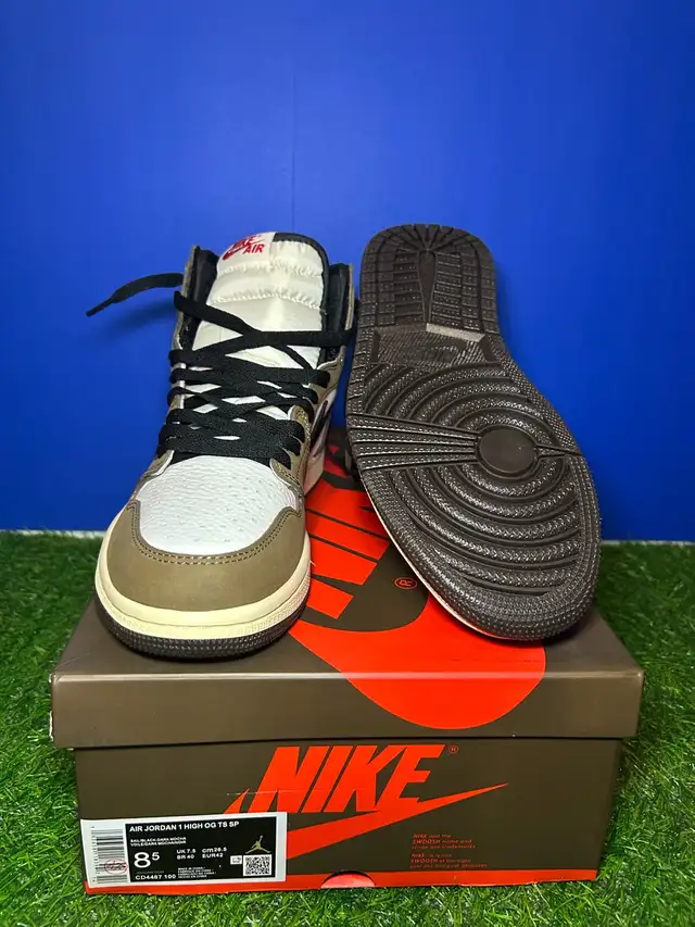 Jordan 1 Travis Scotts - Size 8.5 in Men's Shoes in Mississauga / Peel Region - Image 5