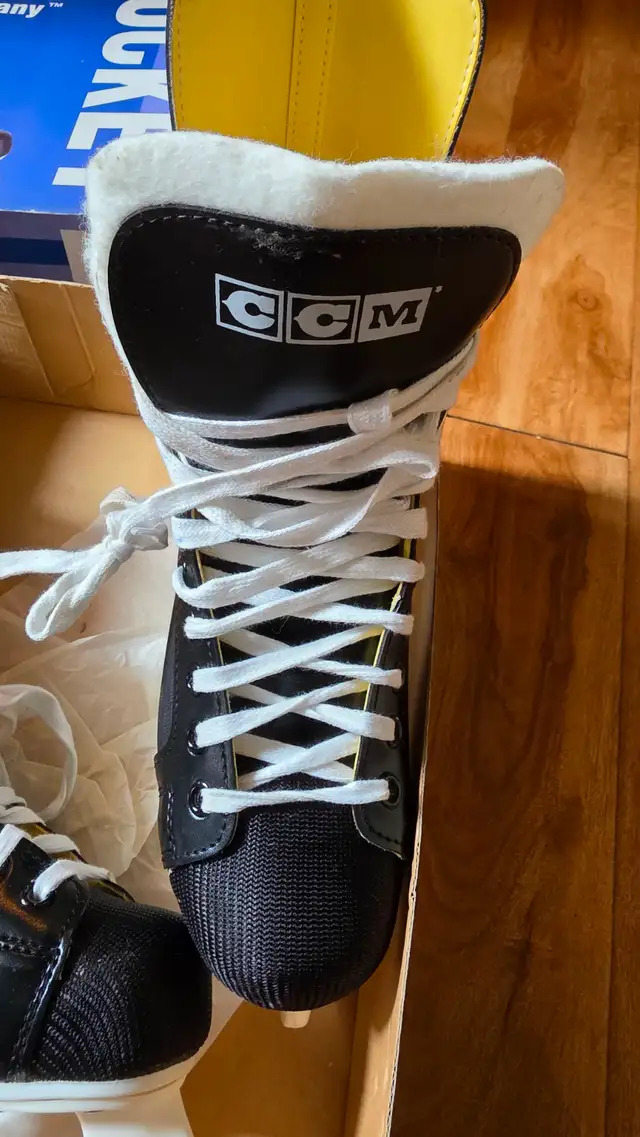 Patins de hockey pour homme / Patins à glace / Grandeur 9 in Skates & Blades in Laval / North Shore - Image 6
