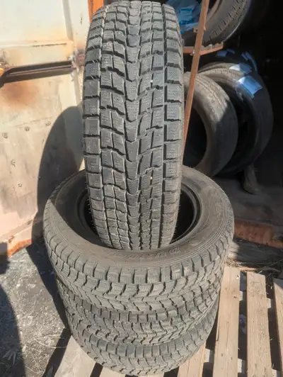 • STOCK #48 • PNEUS HIVER / WINTER TIRES • 4 PNEUS DUNLOP GRANDTREK (205/70/16) • 90% BON/OK (USE 9/...