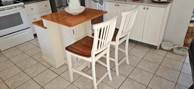 Kitchen island with matching two bar stools in Dining Tables & Sets in Sudbury - Image 3