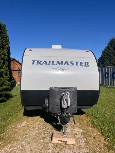 2018 TRAILMASTER Gulf Stream 27ft Immaculate condition, outdoor bbq with attachment on back included...