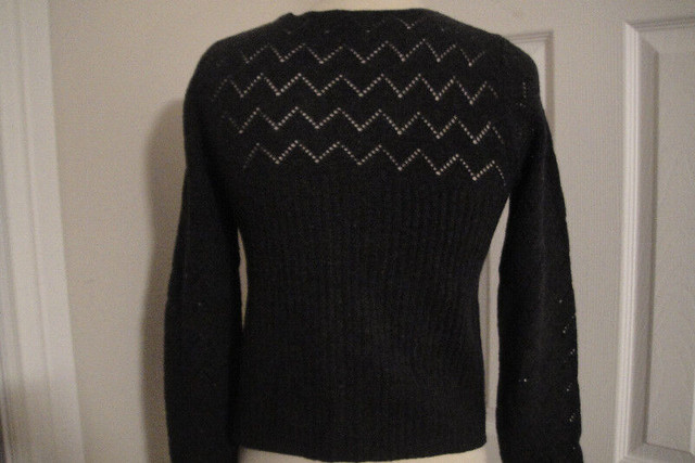The Limited Women's Knit V Neck Black/Grey Sweater Size Small in Women's - Tops & Outerwear in Markham / York Region - Image 3