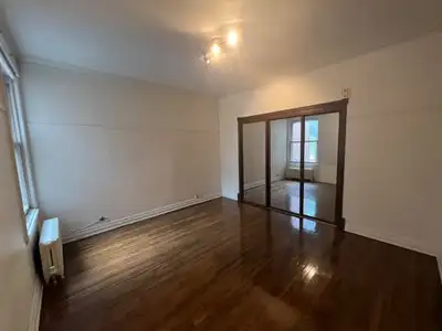 (english below) COLOCATION avec un (1) homme (dans la 30aine) DISPONIBLE MAINTENANT dans un super be...