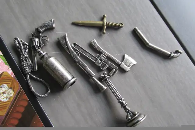 CLUE DO SUPER CHALLENGE EDITION PASSEPORT TO MURDER BOARD GAME in Toys & Games in Laval / North Shore - Image 5