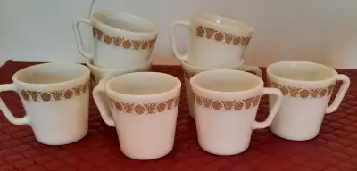 Retro Pyrex Butterfly Mugs – Tasse Pyrex Motif Papillon Or 8 tasses Pyrex, comme des nouvelles. Moti...