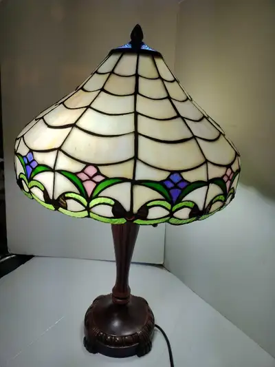 Beautiful Stained Glass Lamp in perfect condition. 25.5 inches high, 15.5 inches diameter of shade a...