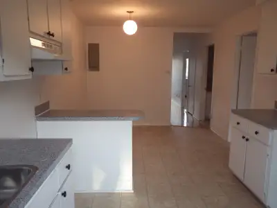 4 1/2 sur la rue Pierre près de Langelier dans petit immeuble tranquille de 8 logements. Sur 1ier ét...