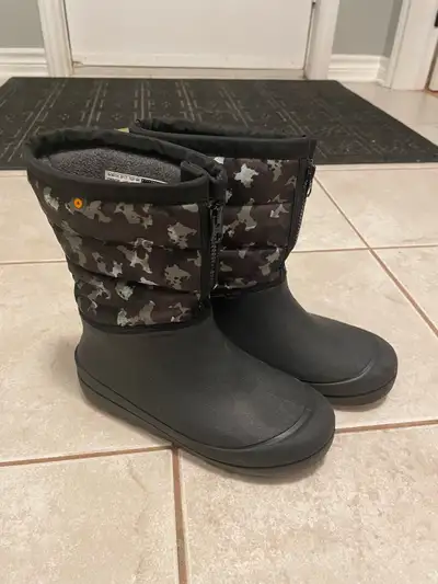 BOGS winter boots, rainproof, boys size 6T, View more