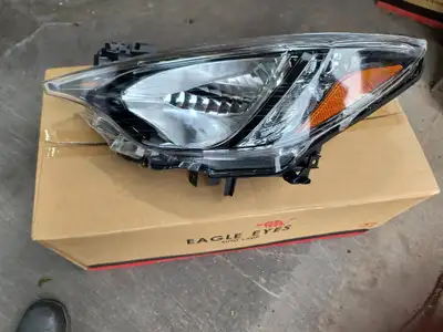 Phares neufs dans boîtes originales. Raison de la vente: erreur de commande. Possibilité de les inst...