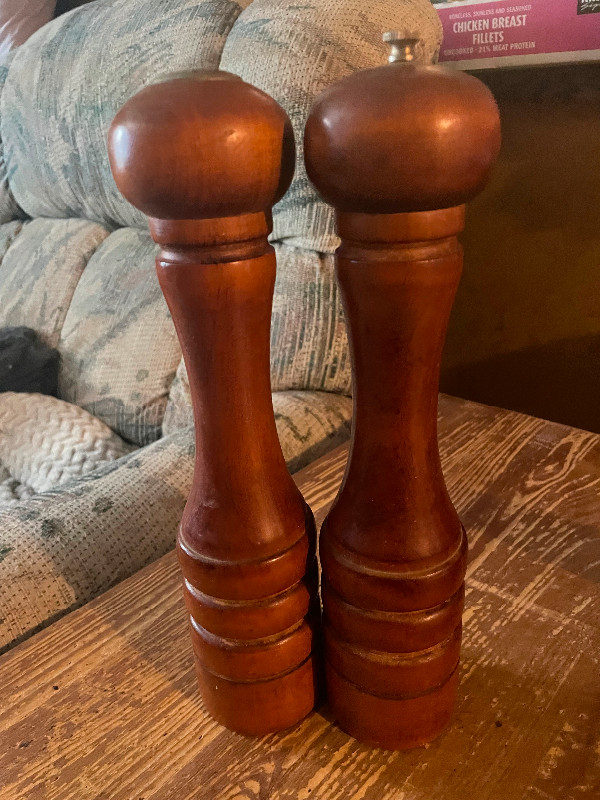 Salt and pepper mill in Kitchen & Dining Wares in Lethbridge