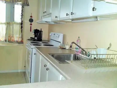 Room for rent suitable for girls, female, in a friendly area, with shops close by, Algonquin, 5 min....