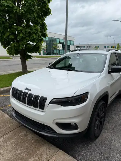 Jeep Cherokee limited 2021 de couleur blanche à vendre. Tout équipé, cuir, toit ouvrant, banc chauff...