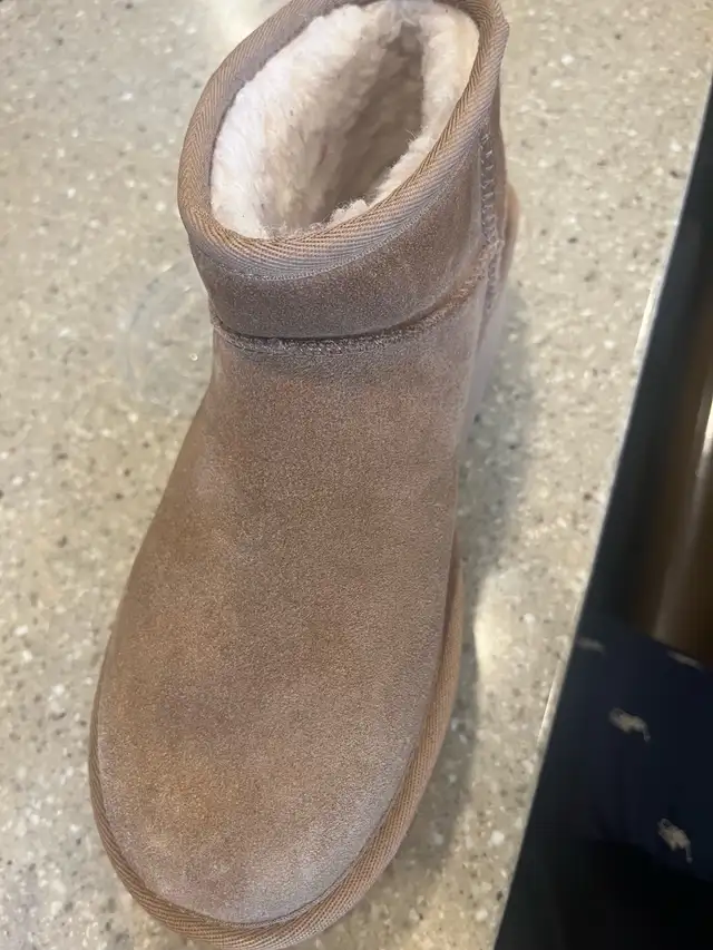ugh shoes  in Women's - Shoes in Oshawa / Durham Region - Image 6
