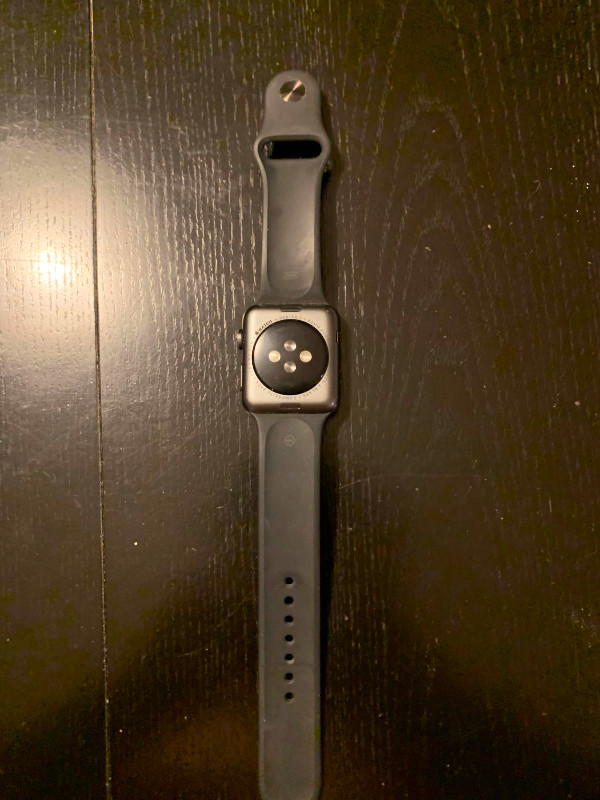 Apple Watch series 3 42 mm dans Bijoux et montres  à Laval/Rive Nord - Image 4