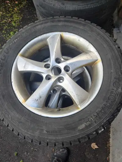 Offering a set of three directional winter tires, size 235/65 R17, these tires are designed to provi...